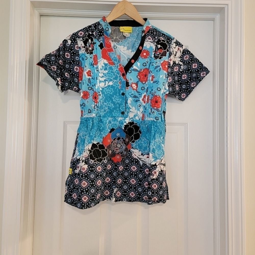 WonderWink Women's Floral V-neck Scrubs Top Small